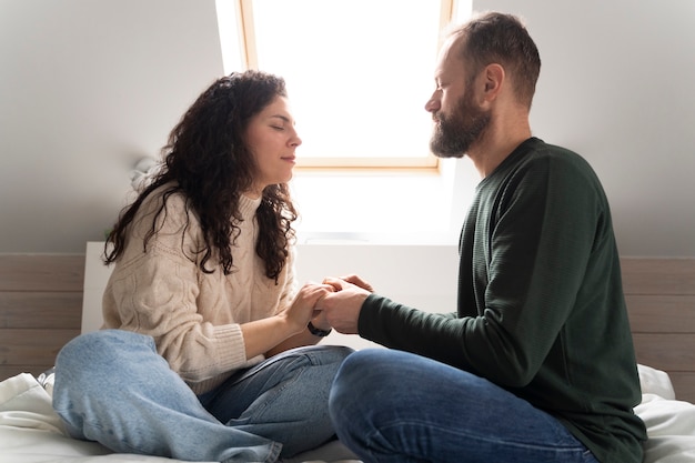 Famiglia cristiana che prega insieme