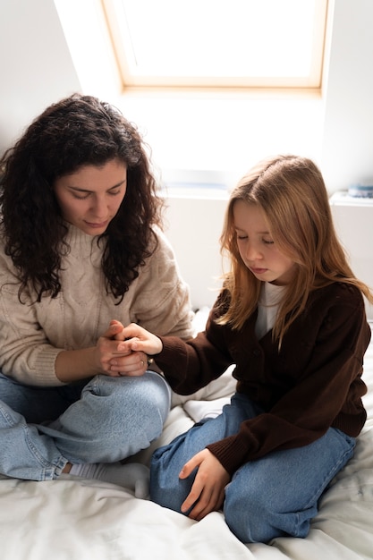 Famiglia cristiana che prega insieme