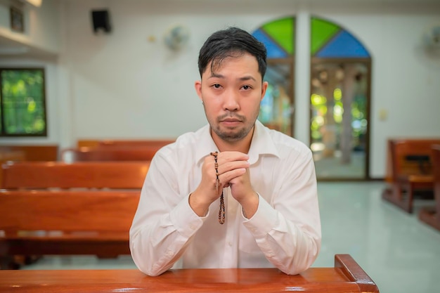 하나님의 축복을 구하는 기독교인 예수 그리스도께 기도하는아시아인