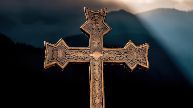 山の信仰の象徴にキリスト教の宗教的な十字架夜雲背景雷ヘッダー