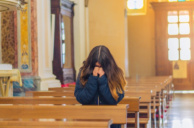 Photo christian woman praying in catholic church