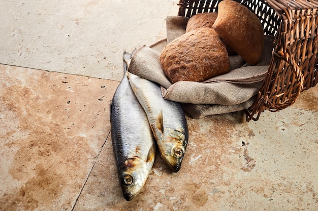 キリスト教の背景パンとバスケットに 2 匹の魚の塊