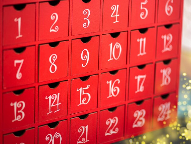 Foto calendario dell'avvento composizione natalizia con calendario dell'avvento rosso decorazione natalizia