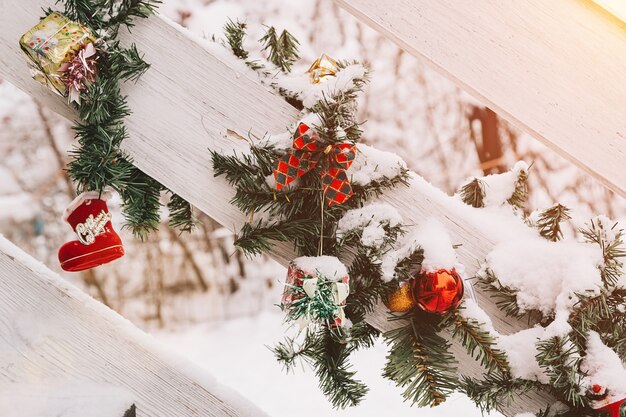 通りのクリスマスと新年の装飾木製の手すりにクリスマスツリーのボールのおもちゃ