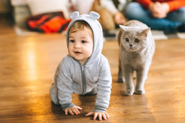 Bambino e gatto di natale