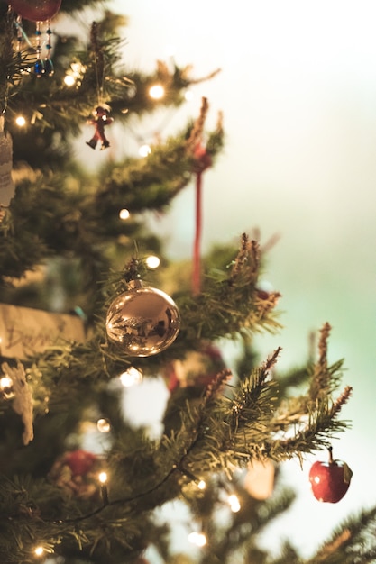 조명과 빛나는 공이 있는 아름다운 장식된 나무의 크리스마스 배경