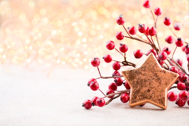 Foto sfondo di natale. stella di natale e cappello da babbo natale. biglietto d'auguri.