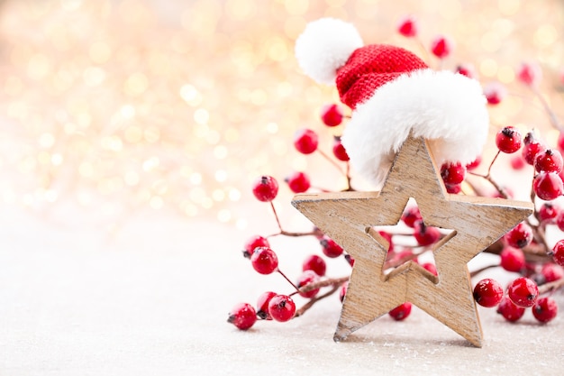 Foto sfondo di natale. stella di natale e cappello da babbo natale.