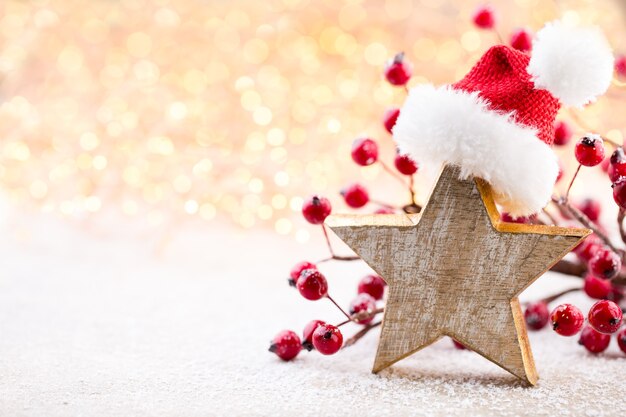 Foto sfondo di natale. stella di natale e cappello da babbo natale.