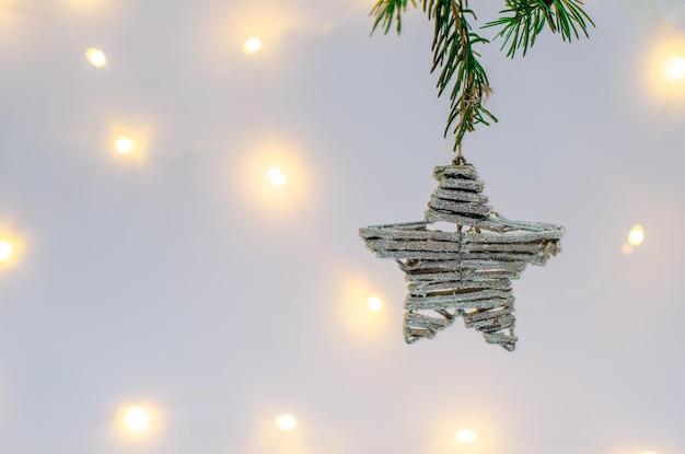 クリスマスの背景。クリスマスツリーの星の形をしたクリスマスのおもちゃ