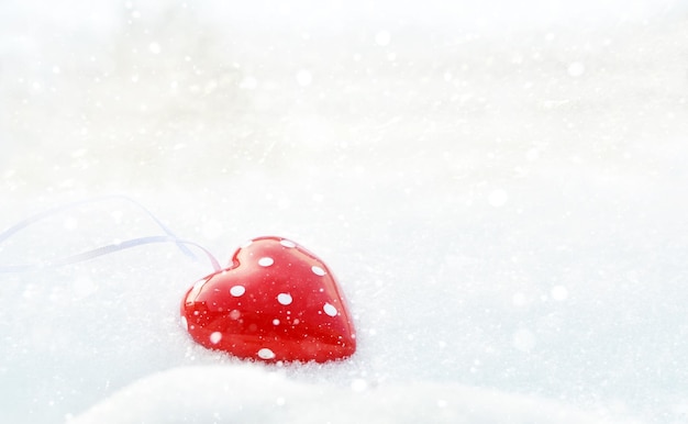 クリスマスの背景 クリスマスのおもちゃは雪の中にあります