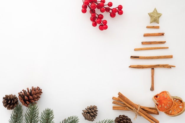クリスマスの背景 - クリスマスツリーは、飾りつけの白い背景で作られています。休日の概念。クリエイティブフラットレイ、トップビューデザイン