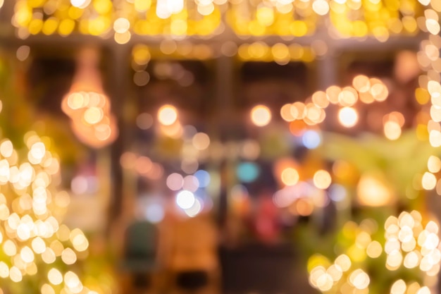クリスマスの背景のコンセプトボケ味の焦点がぼけたライトと星とお祝いの抽象的な背景レストランの雰囲気のお祝いカラフルな照明