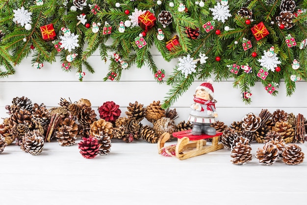 Lo sfondo di natale ha decorato lo spazio della copia del ramo dell'albero di abete di natale