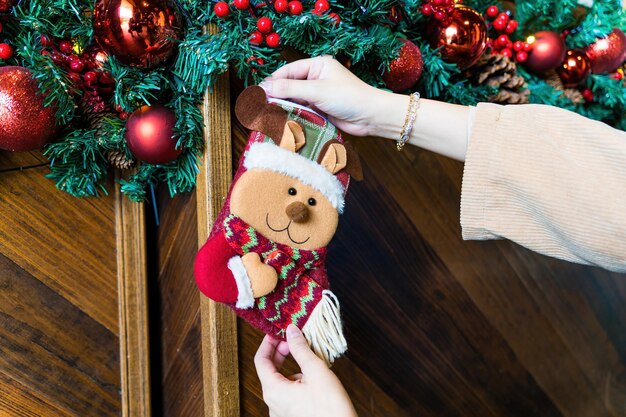 Photo christmas background decoration with wooden texture, berries. star, pines and red balls