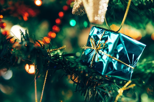 Foto sfondo di natale: decorazioni sull'albero di natale