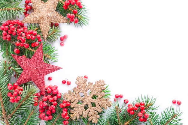 크리스마스 배경 흰색 배경에 전나무 나무 빨간 열매 장식품