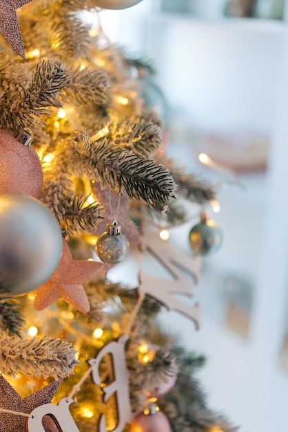 Foto sfondo natale rami di pino verde con coni e palle di natale composizione creativa