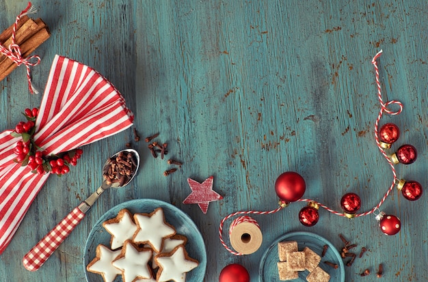 写真 素朴なターコイズブルーの木に赤と白のクリスマス背景