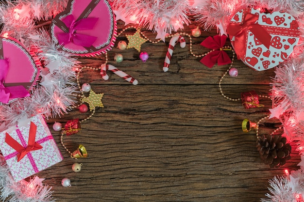 クリスマスの背景、古い木の背景に、光とギフトボックス、クリスマスと新年のコンセプト