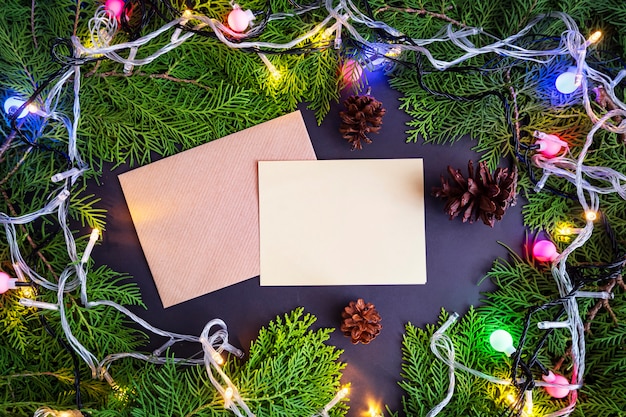 クリスマスの背景ミニマリストコンセプトモミの葉のクリスマスの装飾が施されたクリスマスグリーティングカード