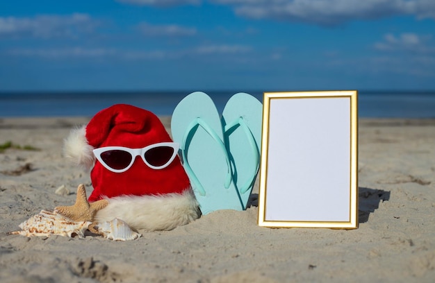 Foto sfondo di natale cappello di babbo natale sulla spiaggia