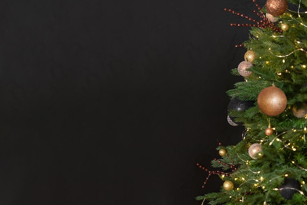 Foto sfondo di natale albero di shristmas su sfondo nero