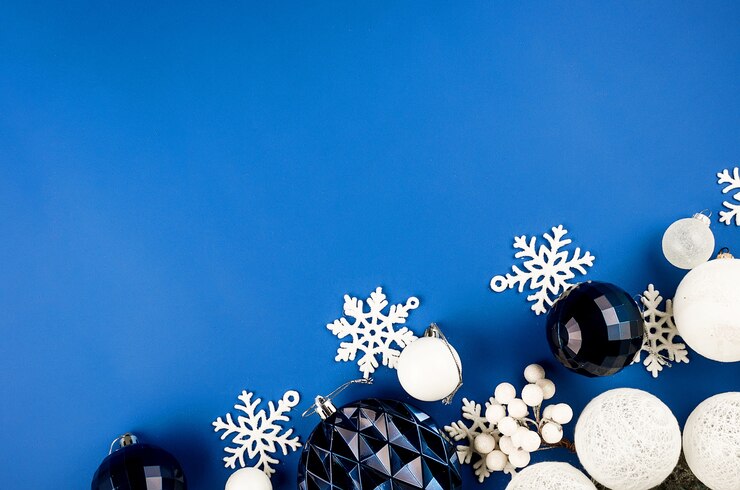 Photo クリスマスの背景。白と青のボール、紺色の背景に装飾的な雪片。