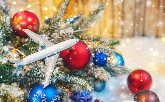 飛行機とクリスマスの背景。旅行します。セレクティブフォーカスの性質