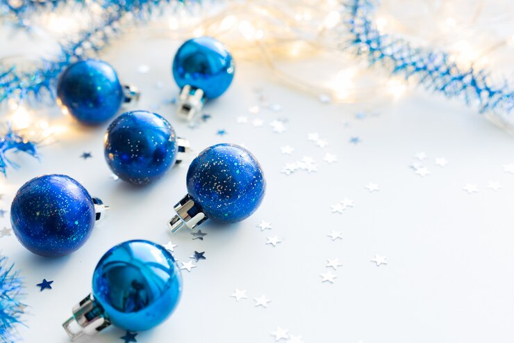 Photo クリスマスツリーの青の装飾的なボールとクリスマスの背景。