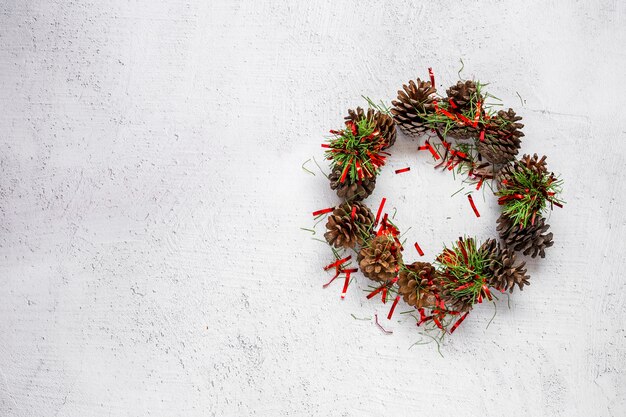 Sfondo di natale con decorazioni e scatole regalo sul bordo di legno.