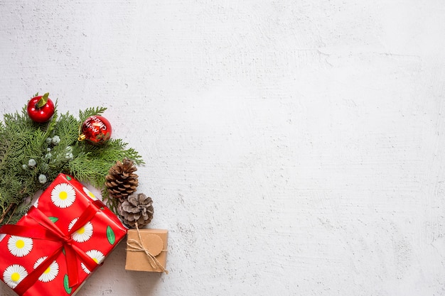 Sfondo di natale con decorazioni e scatole regalo sul bordo di legno.