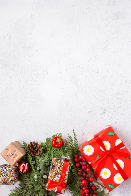 Рождественские фон с украшениями и подарочные коробки на деревянной доске.
