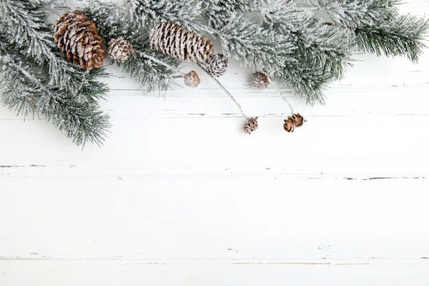 木の板に装飾やギフトボックスとクリスマスの背景