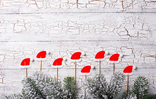 Foto sfondo di natale con cappelli decorativi di babbo natale