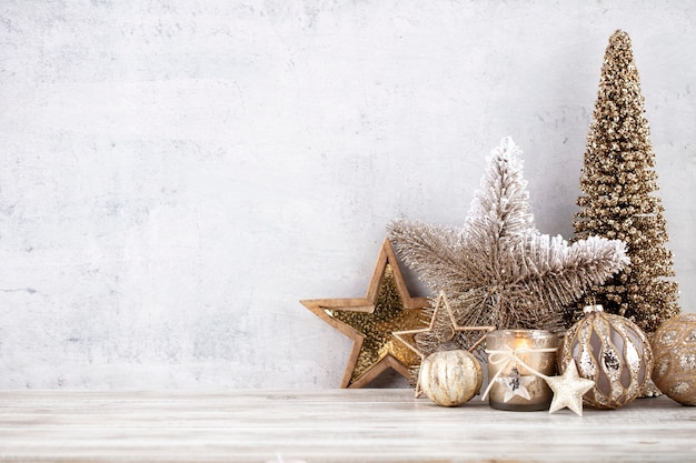 Новогодний фон с декоративной звездой, елочными шарами и золотым деревом.