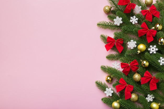 Foto sfondo di natale con rami di abete e decorazioni natalizie. vista dall'alto, copia spazio per il testo