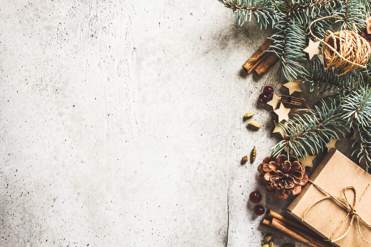 Photo christmas background with fir branches, cones, cinnamon and gift