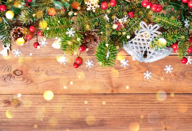 クリスマスの背景にモミの枝、円錐形の雪片、装飾