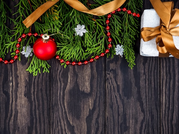 Рождественские фон с елкой и украшения на темной деревянной доске