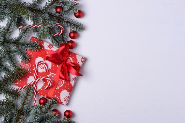 전나무 나무와 흰색 나무 보드에 선물 상자 크리스마스 배경