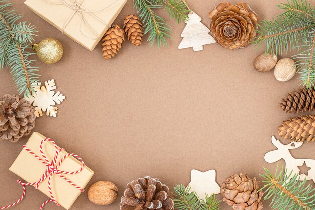 ギフトボックスとクリスマスの背景は、クリスマスツリーの装飾品の枝を円錐形にします