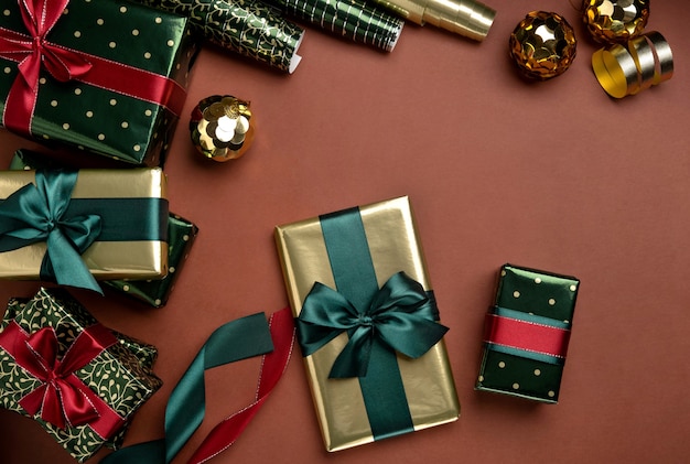 Новогодний фон с подарочными коробками, атласными лентами и рулонами оберточной бумаги