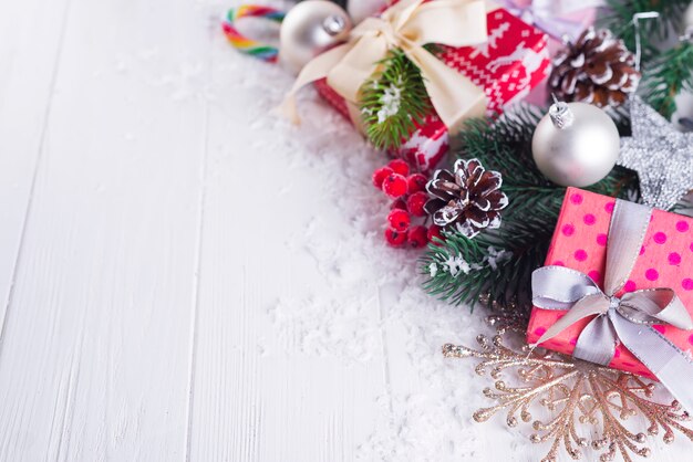 Рождественские фон с подарочные коробки, рождественская елка, рукавицы и украшения
