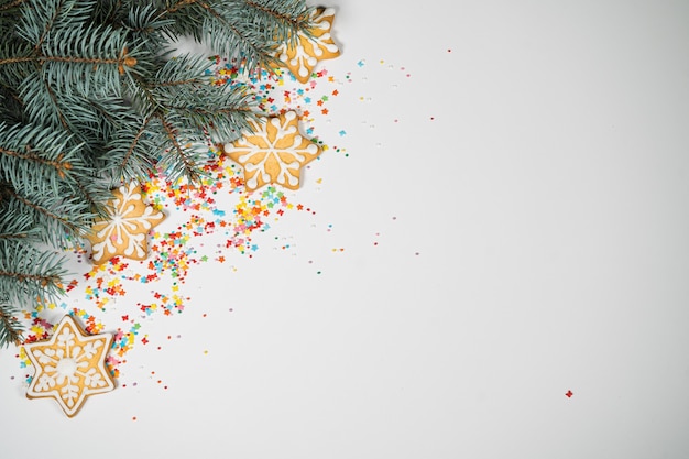 Рождественский фон с пряниками и подарочной праздничной картой настроения вид сверху копией пространства