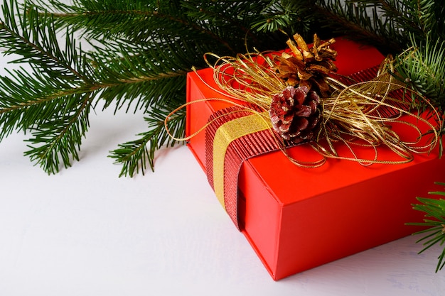 Рождественский фон с золотой украшенной красной подарочной коробкой