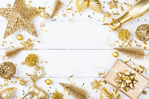 Рождественский фон с золотым подарком или подарочной коробкой шампанского и праздничными украшениями на белой вкладке
