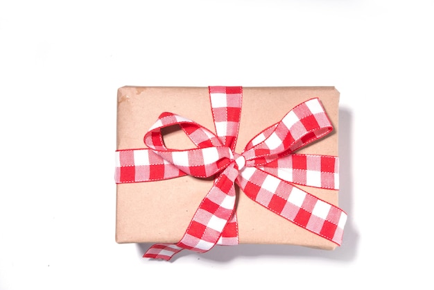 손으로 만든 선물 상자, 전나무 나뭇가지, 크리스마스 트리 볼이 있는 크리스마스 배경, 흰색 배경 복사 공간