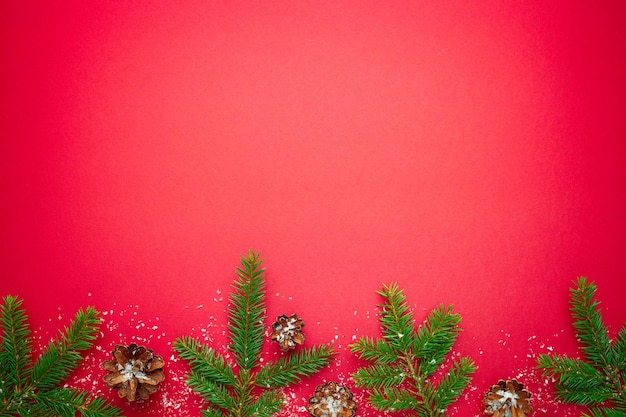 自然なトウヒの枝とクリスマスの背景