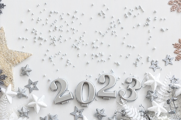 数字 2023 と白い背景の装飾とクリスマスの背景